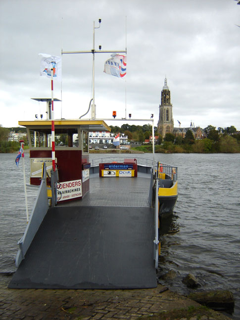 Het voetveer 'WUTA' nabij Rhenen (bij Wageningen)